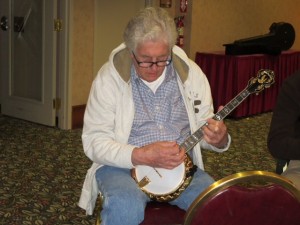 Fetze Pijlman playing tenor banjo
